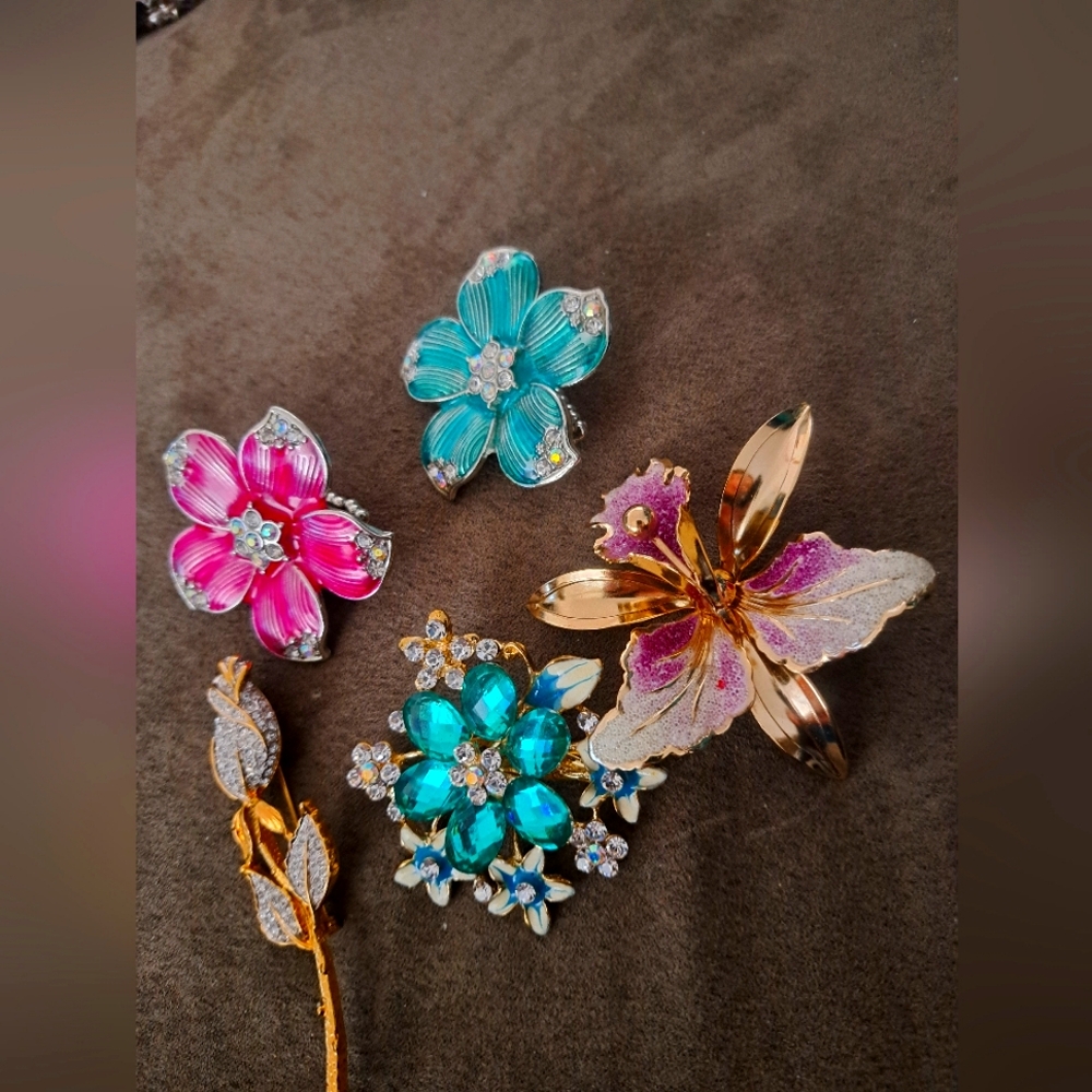 Three vintage old fashioned pins and two stretch rings